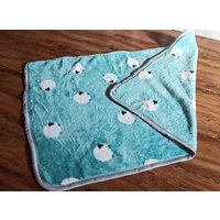 Kuscheldecke, Fleecedecke, Hundedecke, Schäfchen, Decke Türkis von LarasFlechtstube