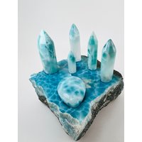 Larimar "Türme Um Einen Teich" Set 6, Aaa Larimar, Larimar Stein, Natürlicher Larimar, Turm, Obelisk Larimar "Türme Um Einen Teich" Set 6, Aaa Larimar, Larimar Stein, Natürlicher Larimar, Turm, Obelisk von LarimarMiner
