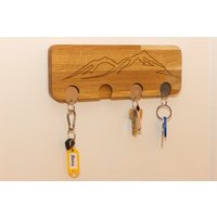 Schlüsselbrett Aus Massivholz Mit Eingraviertem Bergmotiv von LarosCNC