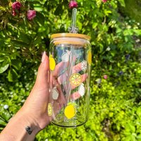 Handgemachtes Fruchtiges Trinkglas Mit Zitronen Als Set Strohhalm, Reinigungsbürste Und Bambusdeckel von LarrysMottenkiste