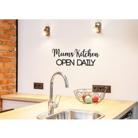 Mama's Kitchen Open Daily Art - Holz Wort Text Gift von Lasaris