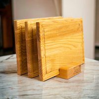 Schneidebretter Aus Holz, Set Mit Drei 2-Seitigen Brettern Auf Einem Ständer von LascoWood