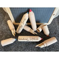 Schulkind 2025 Buntstifte Holzbox - Geschenk Schulanfang Individuell Personalisiert Schultüte Schulkind 2025 Buntstifte Holzbox - Geschenk Schulanfang Individuell Personalisiert Schultüte von LaserCraftwerk