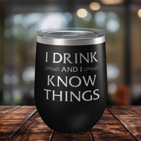 Ich Trinke Und Ich Weiß Dinge Laser Geätzter Weinbecher Ich Trinke Und Ich Weiß Dinge Laser Geätzter Weinbecher von LaserPrintCo