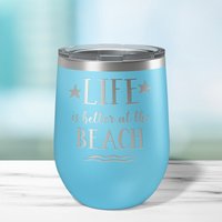 Life Is Better At The Beach Weinglas Lasergeätzter Edelstahl von LaserPrintCo