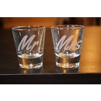 Mr. Und Mrs Shot Gläser - 2Er-Set Mr. Und Mrs Shot Gläser - 2Er-Set von LaserPrintCo