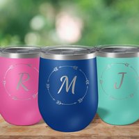 Personalisierter Anfangsweinbecher Laser Geätztes Edelstahl-Gastgeschenk Personalisierter Anfangsweinbecher Laser Geätztes Edelstahl-Gastgeschenk von LaserPrintCo