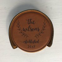 Untersetzer-Set Mit Gravur, Aus Rohleder, Halter, Name Und Datum Untersetzer, Laser Gravierte Runde Untersetzer-Set, Housewarminggeschenk, Hochzeit Untersetzer-Set Mit Gravur, Aus Rohleder, Halter, Name Und Datum Untersetzer, Laser Gravierte Runde Untersetzer-Set, Housewarminggeschenk, Hochzeit von LaserPrintCo