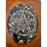Atemberaubendes Graviertes Pentagram Orthoceras Fossil von LaserScribeDesigns