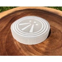 Gravierte Selenit Kristall Ladeplatte Awen Symbol von LaserScribeDesigns