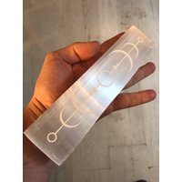 Selenit Mondphase Altar Stab, Gravierte Kristall Ladeplatte Selenit Mondphase Altar Stab, Gravierte Kristall Ladeplatte von LaserScribeDesigns