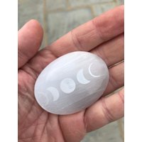Reiner Selenit Crystal Palm Stone Mit Den Mondphasen Graviert von LaserScribeDesigns