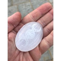 Reiner Selenit-Kristall-Palmenstein Mit Der Dreifachen Mondphase Und Dem Baum Des Lebens, Luna Love Lunar Phase Engraved Wand von LaserScribeDesigns