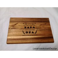 Frühstücksbrett Aus Akazienholz Mit Gravur "Ich Habe Zwei Titel Papa Und Opa Ich Rocke Sie Beide" Frühstücksbrett Aus Akazienholz Mit Gravur "Ich Habe Zwei Titel Papa Und Opa Ich Rocke Sie Beide" von LaserWerkstattDesign