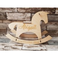 Personalisiertes Schaukelpferd Personalisiertes Schaukelpferd von LaserXdesigns