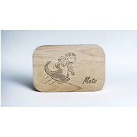 Frühstücksbrettchen, Schneidebrettchen Dino Mit Fußball Motiv Personalisierter Name. Brettchen Aus Holz Gummibaum 23x15x1 cm Lasergravur von LaserdevilShop
