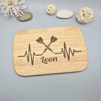 Frühstücksbrettchen, Schneidebrettchen Mit Darts Motiv Und Personalisierten Namen. Brettchen Aus Holz Gummibaum 23x15x1cm Lasergravur von LaserdevilShop