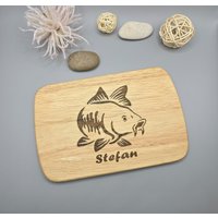 Frühstücksbrettchen, Schneidebrettchen Mit Karpfen Motiv Und Personalisierten Namen. Brettchen Aus Holz Gummibaum 23x15x1 cm Lasergravur von LaserdevilShop