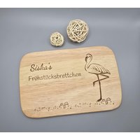 Frühstücksbrettchen Schneidebrettchen Mit Flamingo Motiv Und Personalisierten Namen. Brettchen Aus Holz Gummibaum 23x15x1 cm Lasergravur von LaserdevilShop