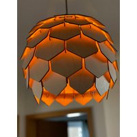 Pendelleuchte Holz, Holzlampe Mit Tannenzapfen-Design, Pendelleuchte, Handgefertigte Holzlampe, Designlampe Pine Cone Lampe von LaserschmiedeAllgaeu