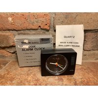 Vintage 1970Er Comus Pierre Cardin Quartz Analoger Reisewecker Modell Nr. Tac-373Rw Neu in Box Vintage 1970Er Comus Pierre Cardin Quartz Analoger Reisewecker Modell Nr. Tac-373Rw Neu in Box von LastWordThreads