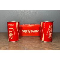Vintage 1970Er Jahre Coca-Cola Blechdose Salz - Und Pfefferstreuer Style Nr. 123 Made in Hong Kong New Box von LastWordThreads
