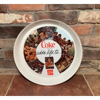 Vintage 1970Er Jahre Coca-Cola Cola Coke Bringt Leben Ins Leben... Rundes Weißes Kunststofftablett von LastWordThreads