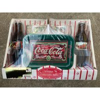 Vintage Coca-Cola 1996 Weihnachts Sammlerstück Serie Cola Flaschen, Tassen Und Tablett Neu Im Paket von LastWordThreads