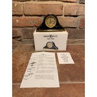 Vintage Howard Miller Black & Gold Mantle Tabletop Analog Wecker Modell No. 621-240 Neu in Box von LastWordThreads