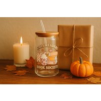 Cozy Mystery Book Box | Trinkglas Mit Herbst-Print U. Eingepacktes Buch Geschenk Für Leseratten Deluxe Lesezeichen I Herbst Cozy Mystery Book Box | Trinkglas Mit Herbst-Print U. Eingepacktes Buch Geschenk Für Leseratten Deluxe Lesezeichen I Herbst von Lastrantia