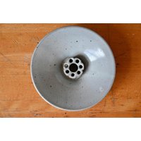 Keramikschale Mit Räuchergefäß, Kerzenhalter Oder Blumenstab, Signiert Taizé, Werkstatt Von Daniel De Montmollin Keramikschale Mit Räuchergefäß, Kerzenhalter Oder Blumenstab, Signiert Taizé, Werkstatt Von Daniel De Montmollin von Latelierbellelurette