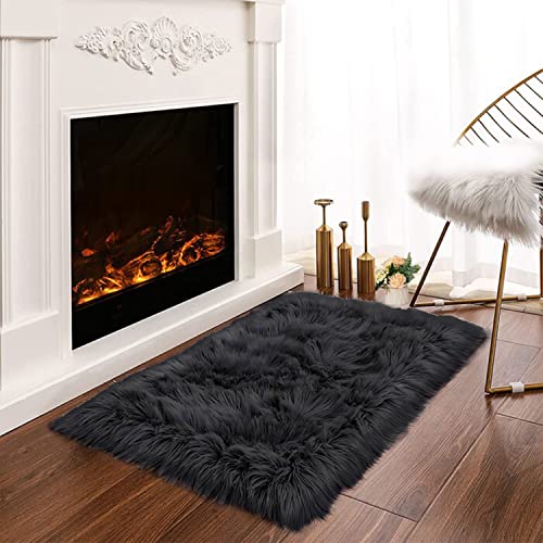 Latepis Teppich Kunstfell Schwarz Flauschig Klein für Schlafzimmer Wohnzimmer Sofa Deko 60x90 cm Bettvorleger Waschbarer Teppich Hochflor Shaggy Teppich von Latepis