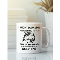 Delfin-Tasse, Delfin-Liebhaber-Geschenk, Ich Könnte Aussehen, Als Würde Auf Dich Hören, Aber in Meinem Kopf Denke An Delfine, Lustige Delfin-Tasse von LaughablePrintables