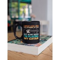 Gitarren-Liebhaber-Geschenk, Ich Könnte Aussehen, Als Würde Auf Dich Hören, Aber in Meinem Kopf Spiele Meine Gitarre, Gitarrist-Kaffeebecher von LaughablePrintables