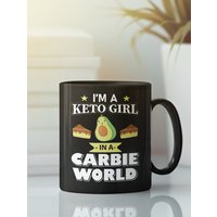 Lustige Keto-Becher, Keto-Mädchen-Geschenk, Keto-Mama, Ich Bin Ein Keto-Mädchen in Einer Carbie-Welt, Keto-Liebhaber-Geschenk, Paleo-Becher von LaughablePrintables