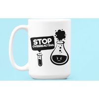 Lustige Stopp Überreagieren Becher, Wissenschaft Chemie Nerd Geschenk, Geschenke, Geschenk Für Chemiker, Becher Wissenschaftler von LaughablePrintables