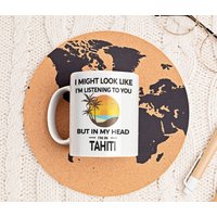 Lustige Tahiti-Geschenke, Tahiti-Urlaubs-Kaffeebecher, Ich Könnte Aussehen, Als Würde Ihnen in Meinem Kopf Zuhören, Bin Tahiti von LaughablePrintables