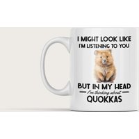 Quokka-Tasse, Lustiges Quokka-Geschenk, Ich Sehe Vielleicht So Aus, Als Würde Ihnen Zuhören, Aber in Meinem Kopf Denke An Quokkas, Quokka Lover Cup von LaughablePrintables