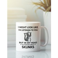 Stinktier-Tasse, Lustiges Stinktier-Geschenk, Ich Sehe Vielleicht Aus, Als Würde Ihnen Zuhören, Aber in Meinem Kopf Denke An Stinktiere von LaughablePrintables