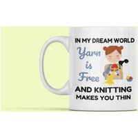 Stricktasse, Stricker Geschenke, in Meiner Traumwelt Garn Ist Frei Und Stricken Macht Sie Dünn, Strickende Kaffeetasse, Lustiges Strickendes Geschenk von LaughablePrintables