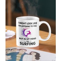 Surf-Tasse, Surf-Liebhaber-Geschenk, Surfing-Dad-Kaffeetasse, Geschenk Für Surfer, Ich Sehe So Aus, Als Würde Ihnen Zuhören, Aber in Meinem Kopf von LaughablePrintables