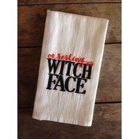 Halloween Geschirrtuch, Ruhendes Hexengesicht, Bestickter Mehlsack Geschirrtücher, Küche, Dekor, Einweihungsgeschenk, Lustiges Geschenk Halloween Geschirrtuch, Ruhendes Hexengesicht, Bestickter Mehlsack Geschirrtücher, Küche, Dekor, Einweihungsgeschenk, Lustiges Geschenk von LaundryRoomSanctuary