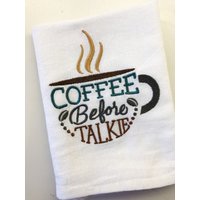 Kaffee Vor Dem Talkie Bestickter Mehlsack, Geschirrtücher, Küche, Hochzeitsgeschenk, Einweihungsgeschenk, Lustiges Geschenk, Kaffeebohne-Kollektion von LaundryRoomSanctuary