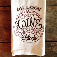 Oh Look, Es Ist Wine O'clock Bestickter Mehlsack, Geschirrtücher, Küche, Hochzeitsgeschenk, Einweihungsgeschenk, Lustiges Geschenk, Weinsammlung von LaundryRoomSanctuary