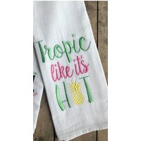 Tropic Like It's Hot Bestickter Mehlsack Geschirrtücher, Küche, Strandhausdekor, Ananas, Einweihungsparty, Hochzeit, Lehrer, Strandtuch Tropic Like It's Hot Bestickter Mehlsack Geschirrtücher, Küche, Strandhausdekor, Ananas, Einweihungsparty, Hochzeit, Lehrer, Strandtuch von LaundryRoomSanctuary