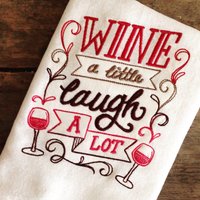 Wine A Little Laugh A Lot Bestickter Mehlsack Geschirrtücher, Küche, Hochzeitsgeschenk, Einweihungsgeschenk, Lustiges Geschenk, Weinsammlung von LaundryRoomSanctuary