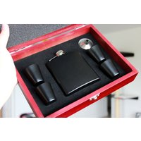 Anpassbare Personalisierte Gravierte 6 Unzen Flachmänner - Red Box Set Mit 4 Schnapsgläsern Black Stainless Anpassbare Personalisierte Gravierte 6 Unzen Flachmänner - Red Box Set Mit 4 Schnapsgläsern Black Stainless von LaundryRoomShop