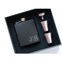 Anpassbare Personalisierte Gravierte 6 Unzen Flachmänner - Black Box Set Mit 2 Schnapsgläsern Schwarzer Edelstahl Anpassbare Personalisierte Gravierte 6 Unzen Flachmänner - Black Box Set Mit 2 Schnapsgläsern Schwarzer Edelstahl von LaundryRoomShop