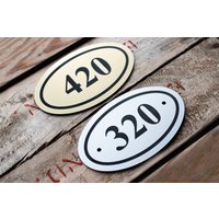 "Personalisiertes Graviertes Lamacoid Im Freien Plastik-Türschild - Wohnungs- Oder Hotelzimmernummern." "Personalisiertes Graviertes Lamacoid Im Freien Plastik-Türschild - Wohnungs- Oder Hotelzimmernummern." von LaundryRoomShop