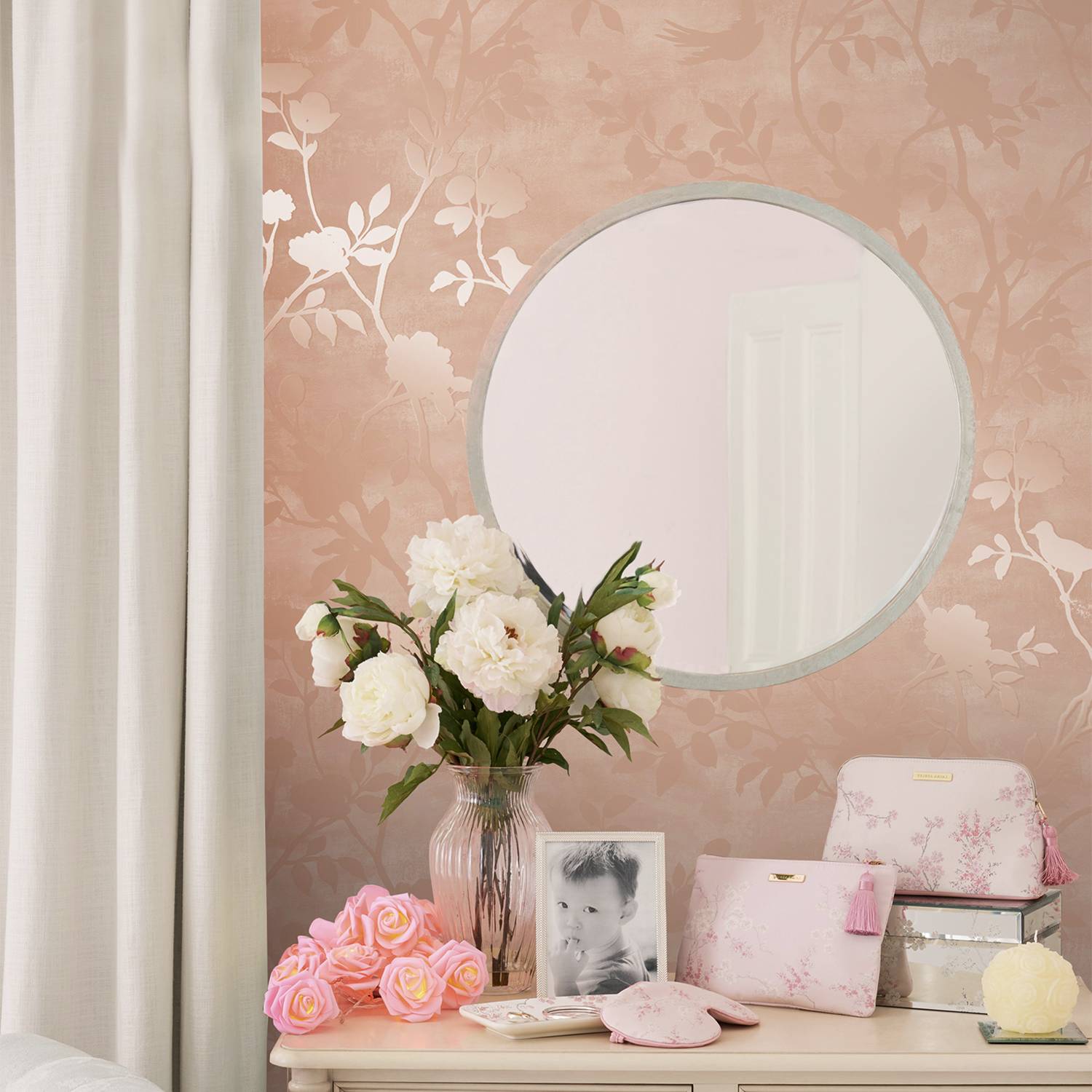 Vliestapete Eglantine Silhouette von Laura Ashley